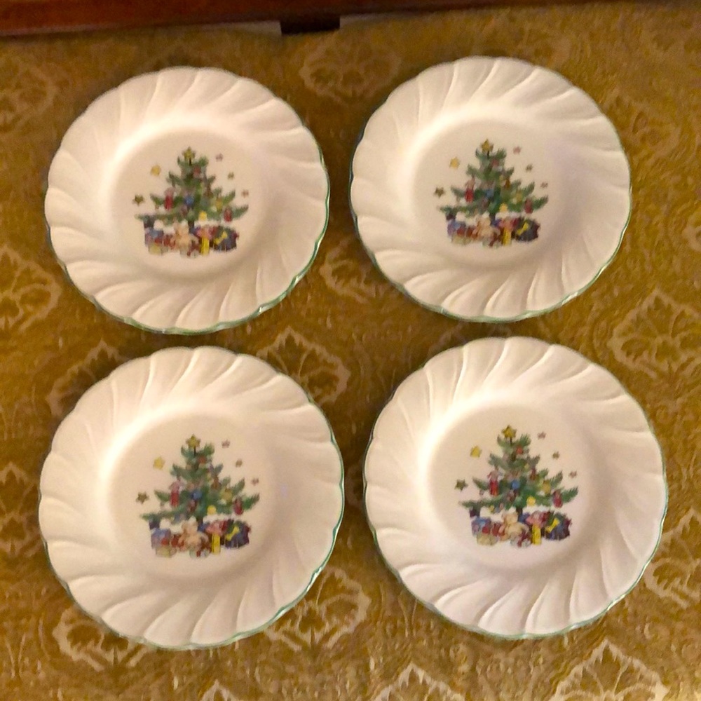 Nikko Happy Holidays Pattern 8 Bread & Butter plates in original box.